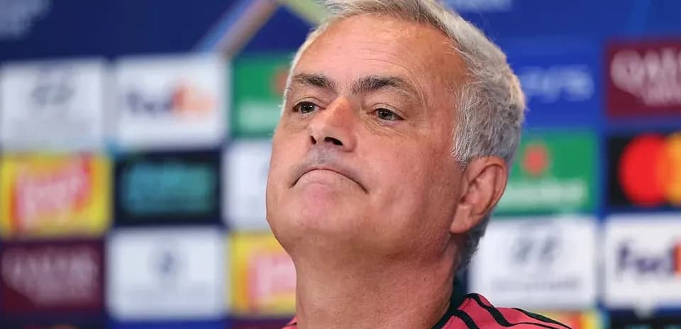 Entrenador en rueda de prensa antes del partido