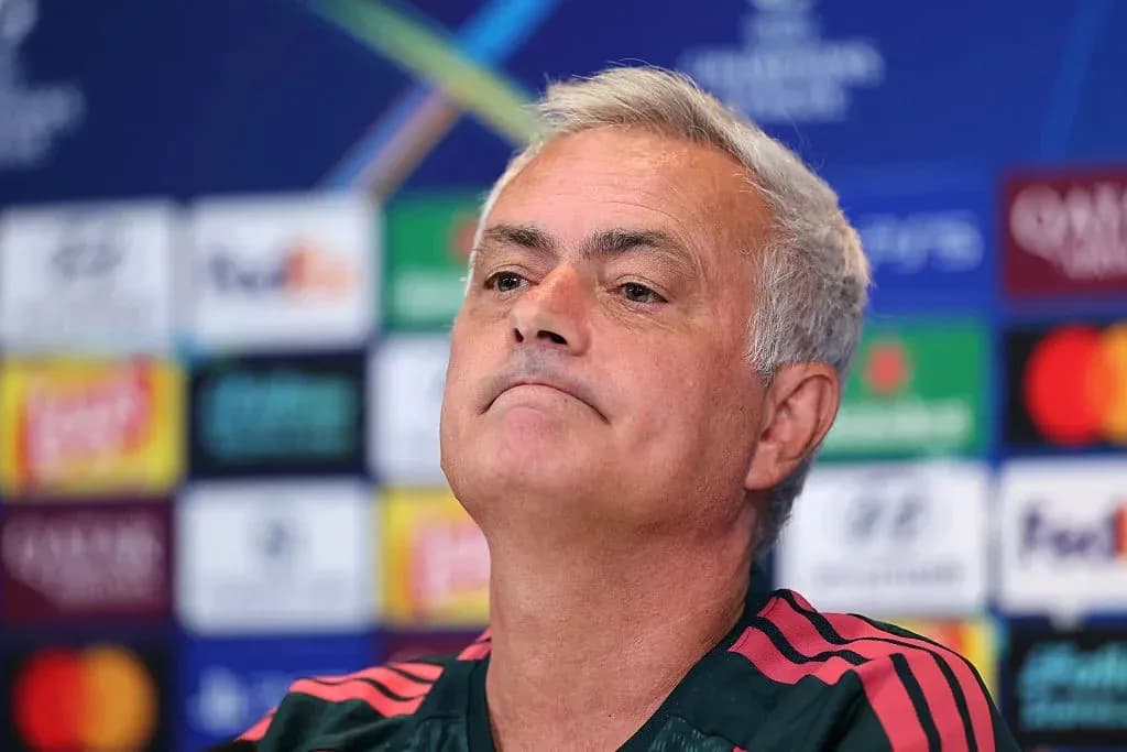 Entrenador en rueda de prensa antes del partido