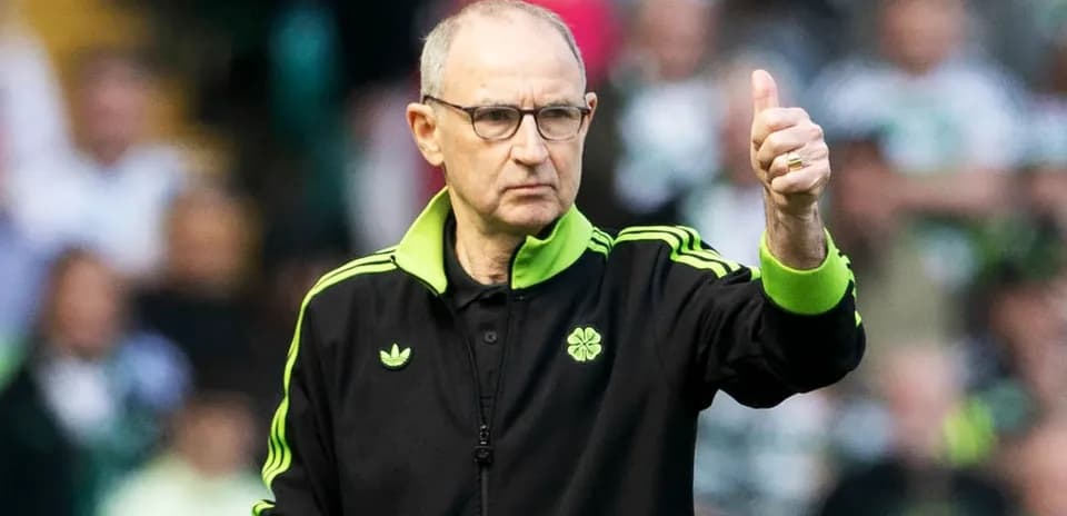 Entrenador dando pulgar arriba en el partido