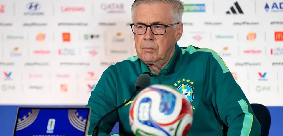 Entrenador en conferencia de prensa con balón