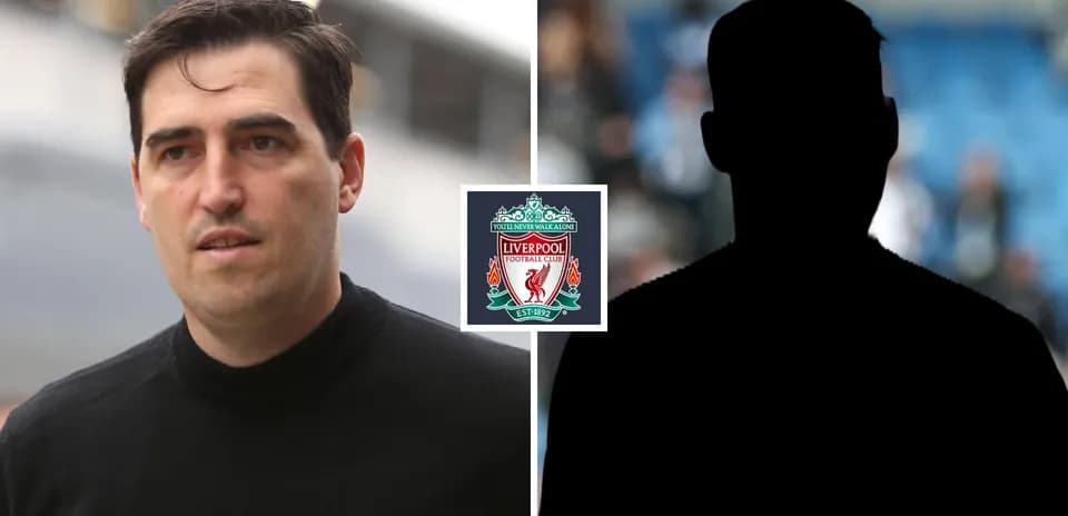 Persona caminando junto al escudo de Liverpool