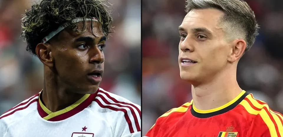 Jugadores de España y Bélgica durante partido de fútbol