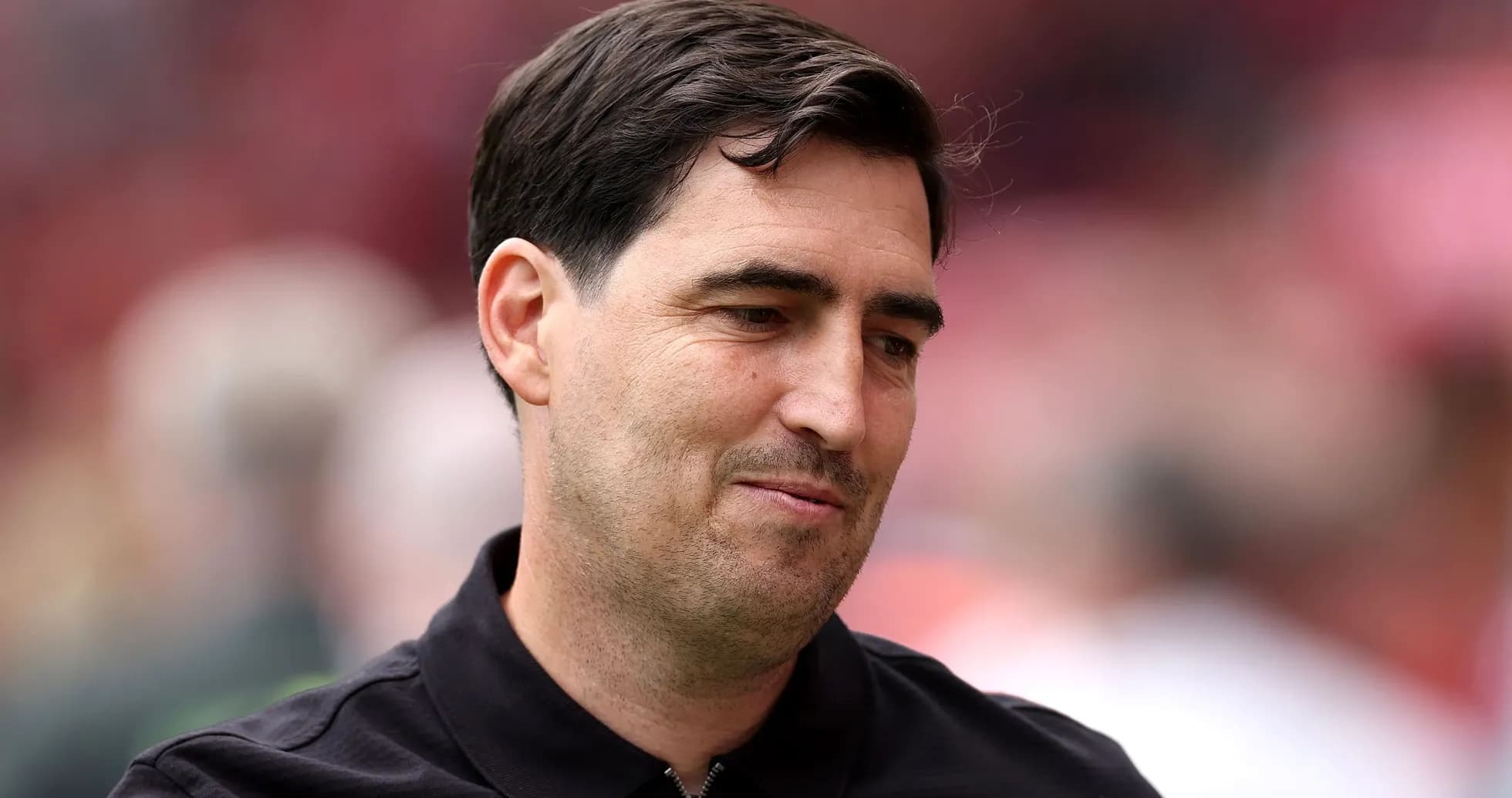 Entrenador sonriendo en el campo de juego