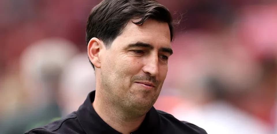 Entrenador sonriendo en el campo de juego