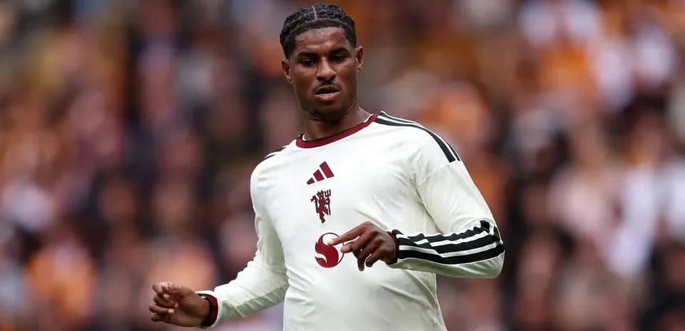 Jugador con camiseta blanca en acción durante partido