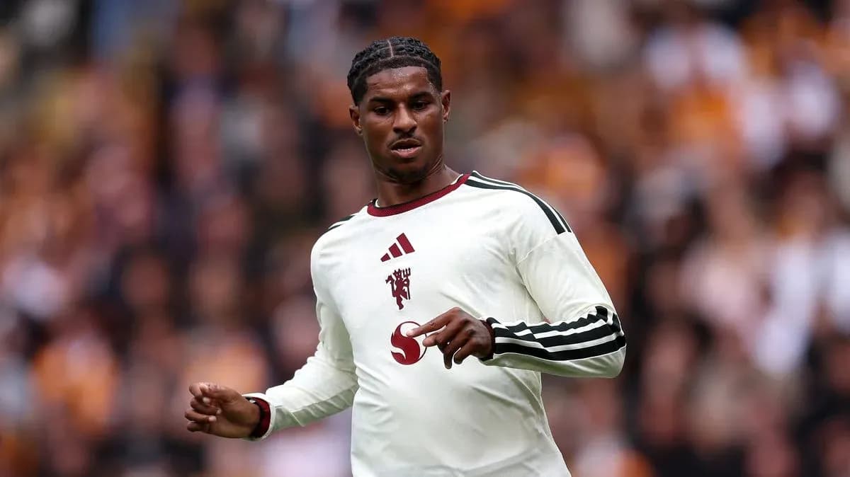 Jugador con camiseta blanca en acción durante partido