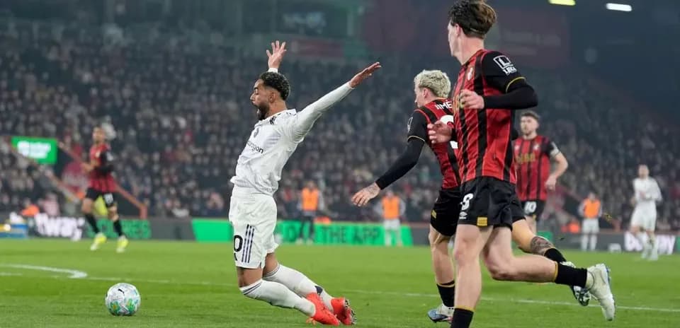Jugador de Manchester United cae en el partido