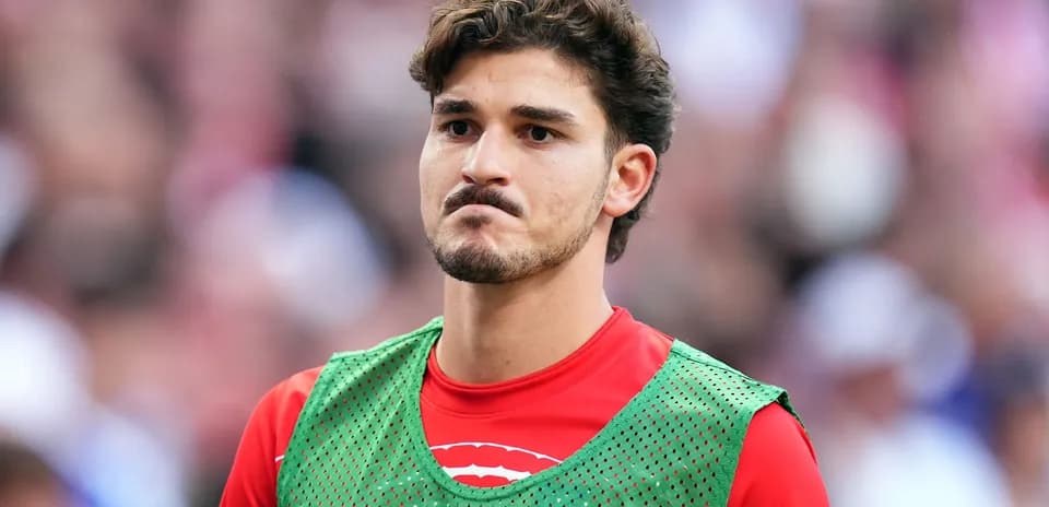 Jugador con chaleco de calentamiento en el campo