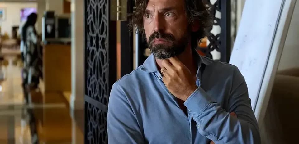 Hombre pensativo en un entorno interior elegante