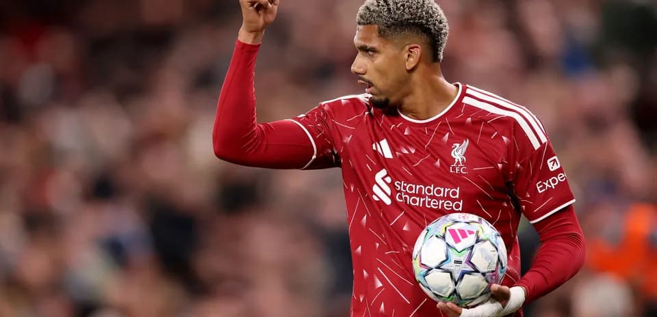 Jugador de Liverpool levantando el balón durante el partido