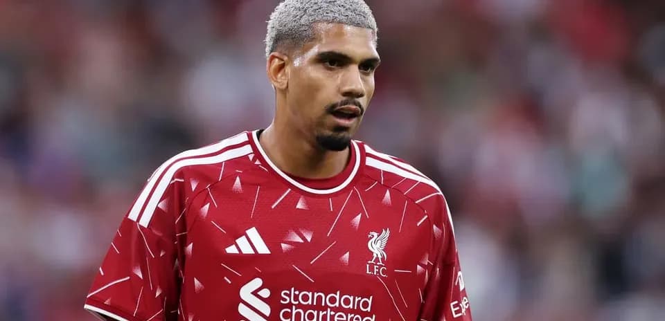 Jugador de Liverpool en camiseta roja durante partido