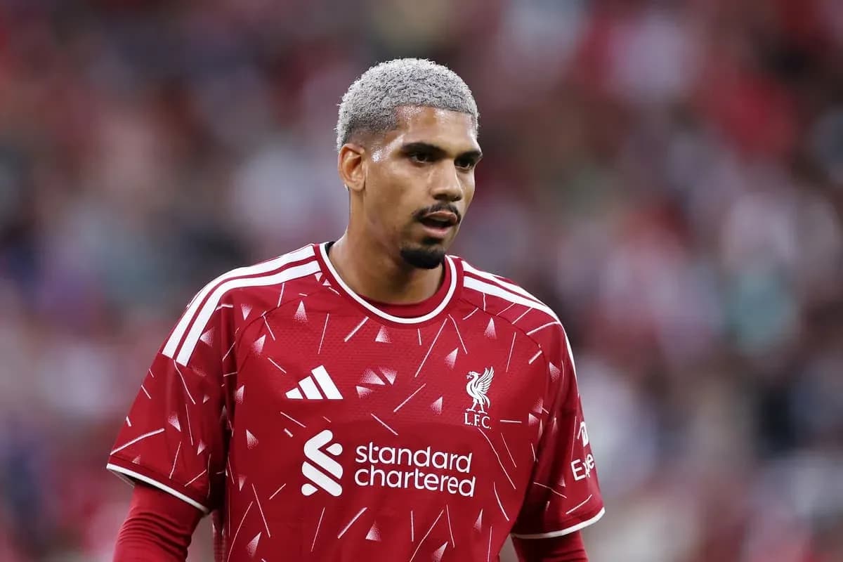 Jugador de Liverpool en camiseta roja durante partido