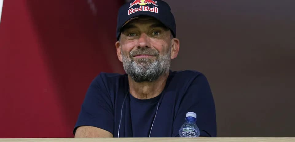 Hombre con gorra de Red Bull observando desde un palco