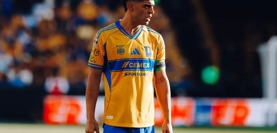 Jugador de Tigres UANL en acción durante el partido