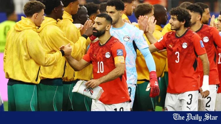 Jugadores de Egipto y otro equipo saludándose después del partido