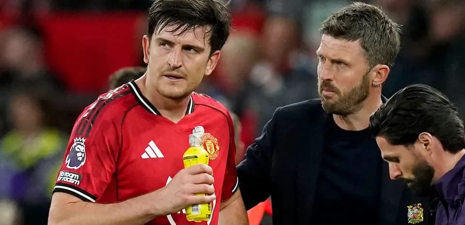 Jugador de Manchester United recibiendo atención médica