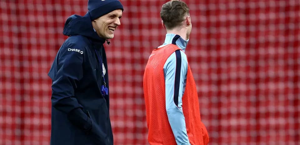 Entrenador y jugador conversando durante sesión de entrenamiento