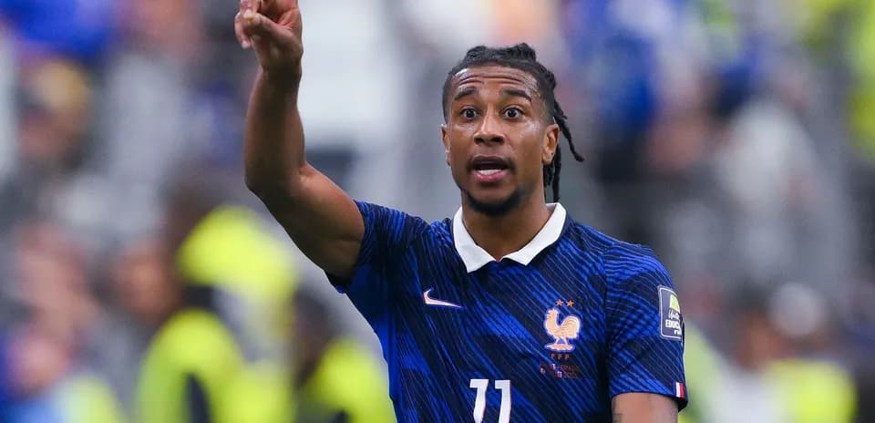 Jugador de Francia señalando durante un partido