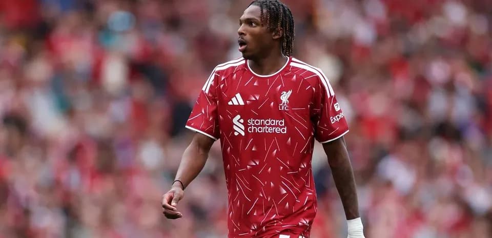 Jugador de Liverpool en el campo durante partido