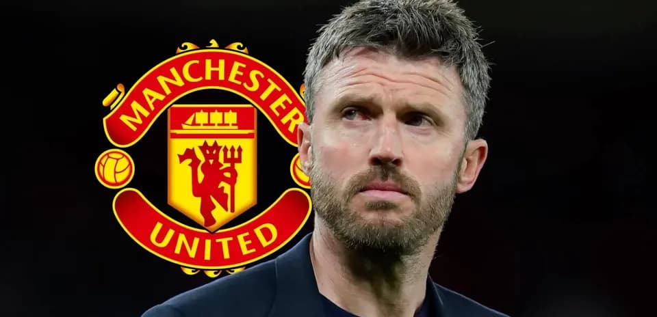 Entrenador de Manchester United frente a su logo
