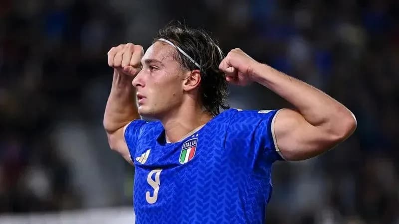 Jugador italiano celebrando un gol en partido