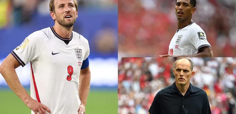 Tres personas en un contexto futbolístico, jugadores y entrenador