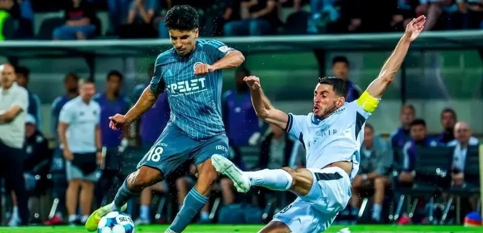 Jugador de Slovan Bratislava en acción durante el partido