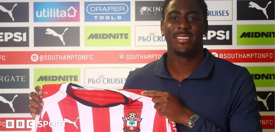 Jugador sosteniendo camiseta de Southampton FC en presentación