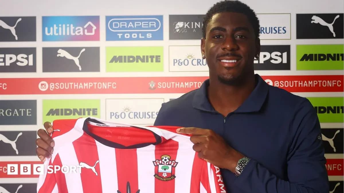 Jugador sosteniendo camiseta de Southampton FC en presentación