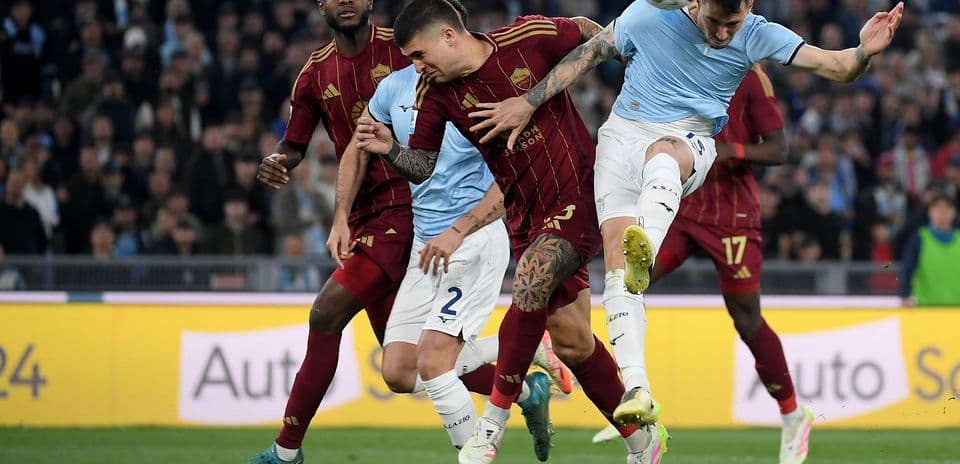 Jugadores de AS Roma y Lazio compitiendo por el balón