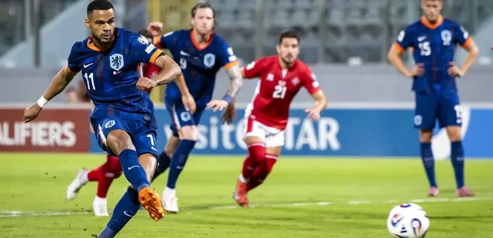 Jugador de Países Bajos ejecutando un penalti