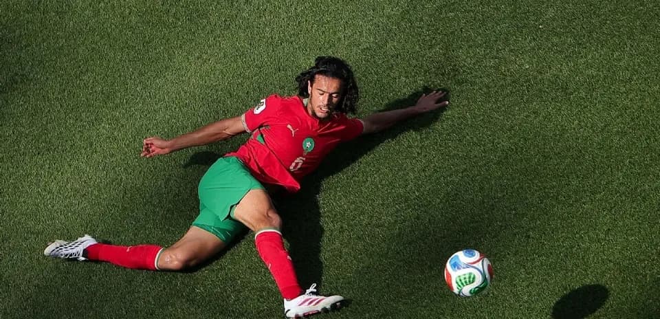 Jugador de Marruecos en el suelo tras un desafío