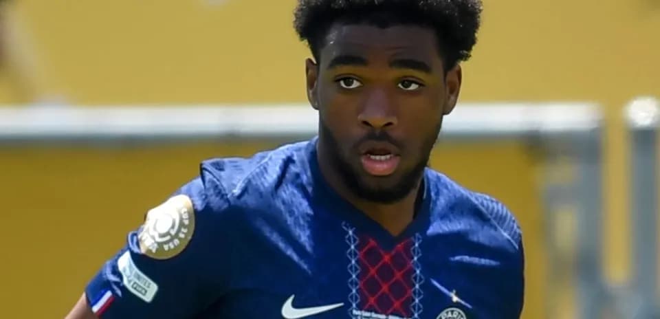 Jugador de PSG corriendo durante un partido