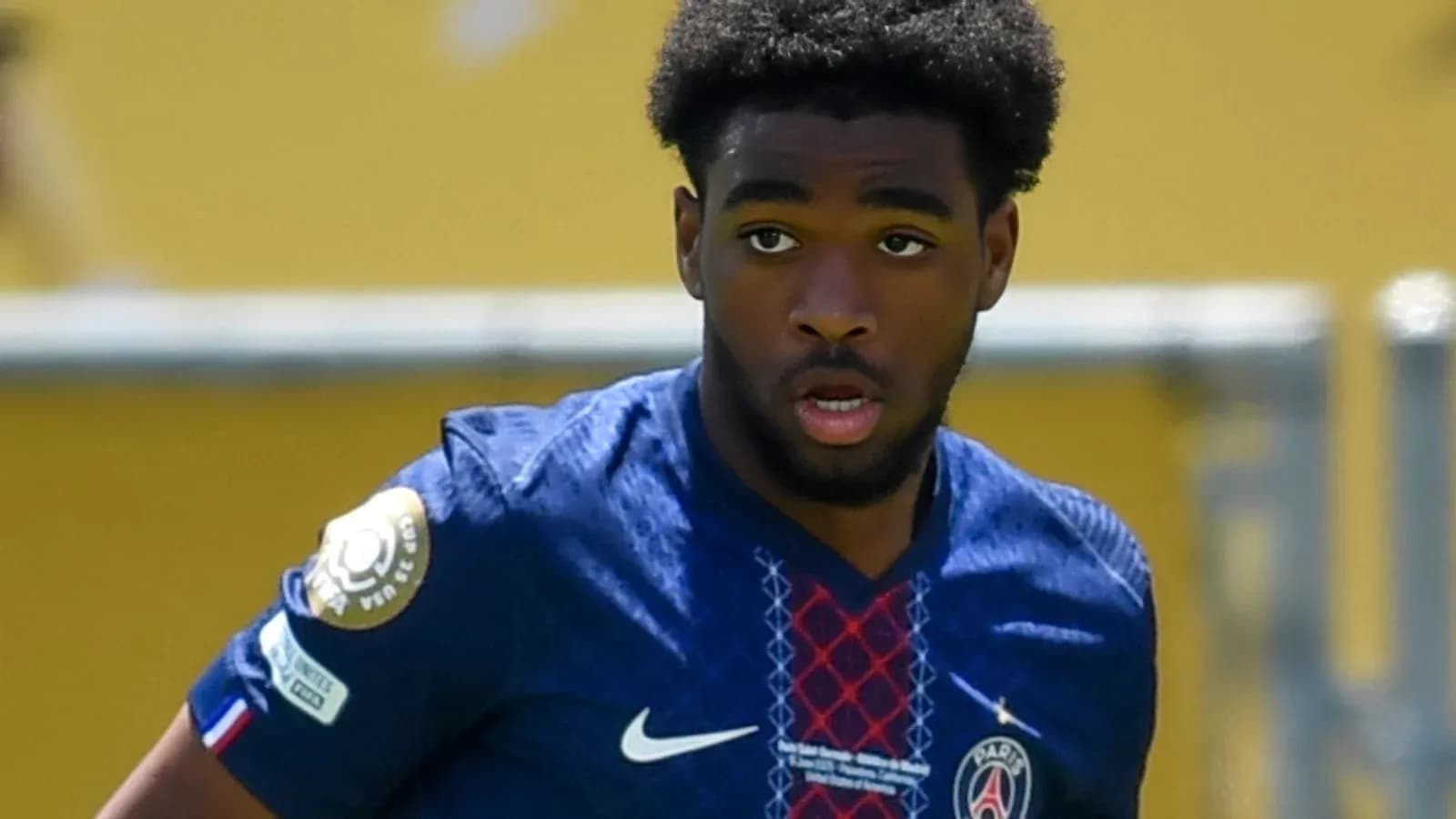 Jugador de PSG corriendo durante un partido