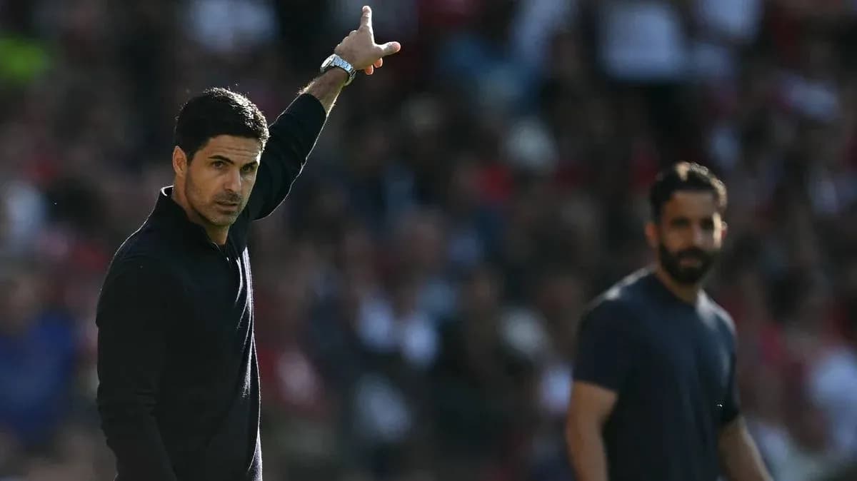 Entrenador dirigiendo a su equipo en el partido Entrenador dirigiendo a su equipo en el partido