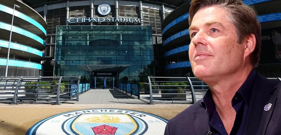 Exterior del Etihad Stadium con logo de Manchester City
