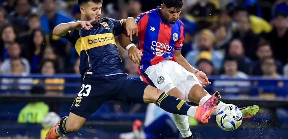 Jugadores de San Lorenzo y Boca Juniors en acción