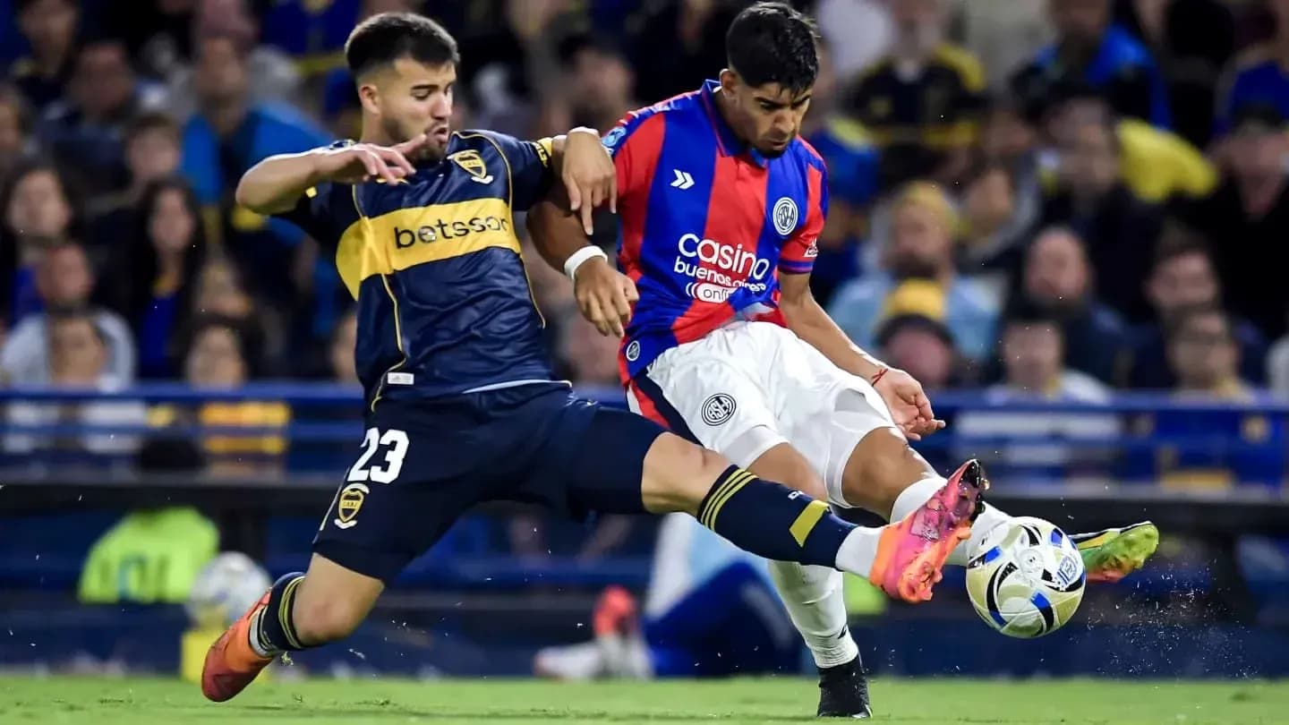 Jugadores de San Lorenzo y Boca Juniors en acción