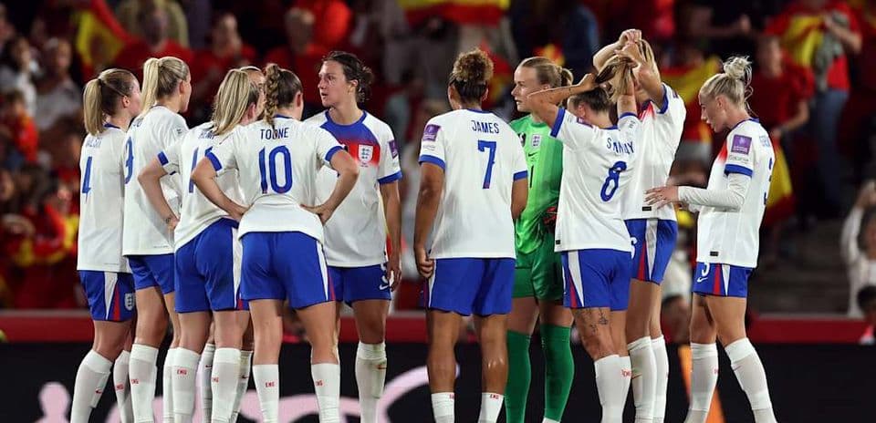 Jugadoras de Inglaterra en reunión durante el partido