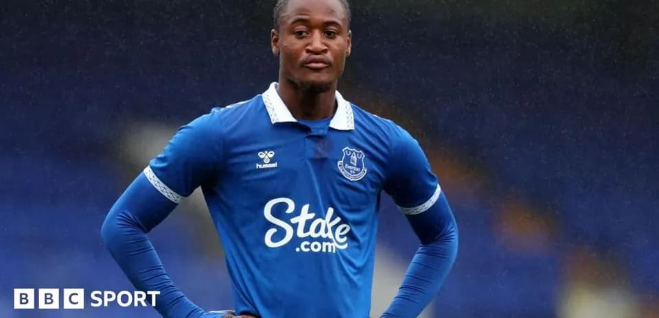 Jugador de Everton posando en camiseta azul