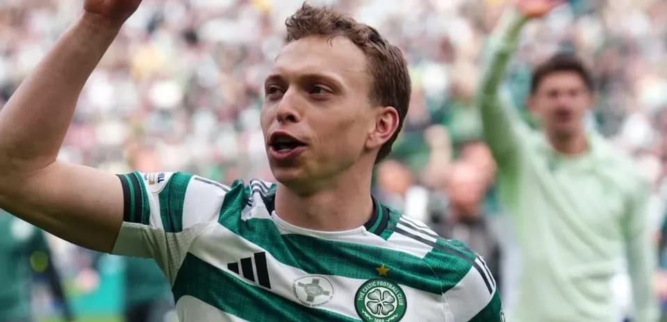 Jugador de Celtic celebrando con aficionados en el estadio