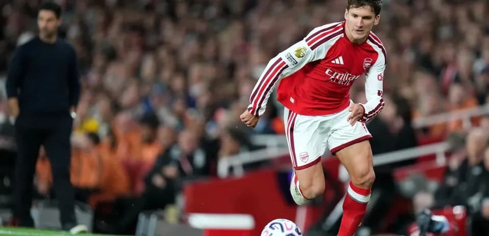 Jugador de Arsenal lanzando el balón en partido