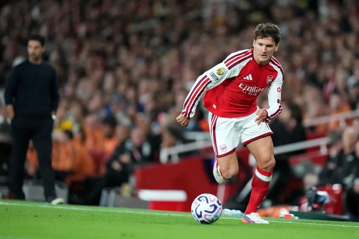 Jugador de Arsenal lanzando el balón en partido