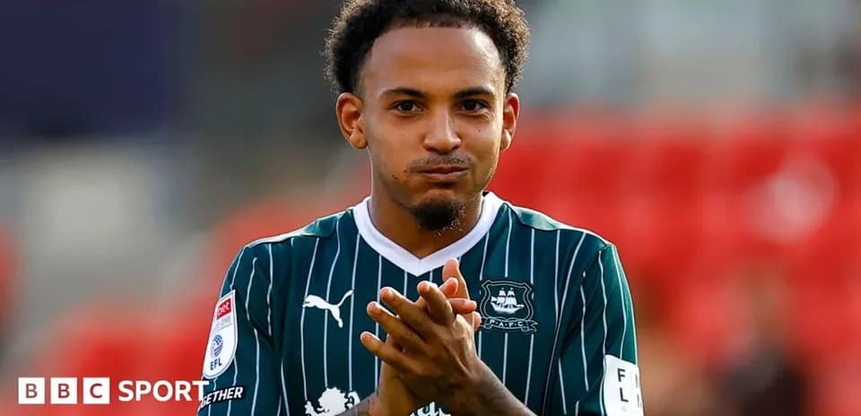 Jugador de Plymouth Argyle aplaudiendo en el campo