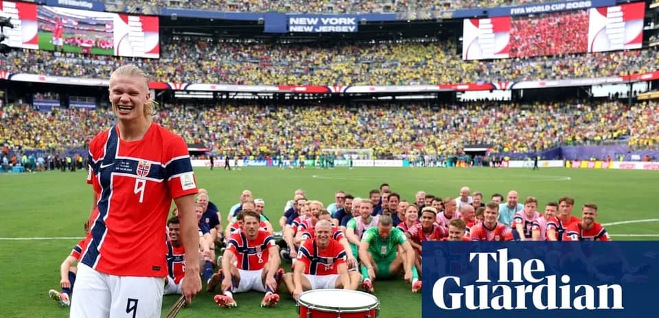 Equipo de Noruega posando en el campo tras el partido