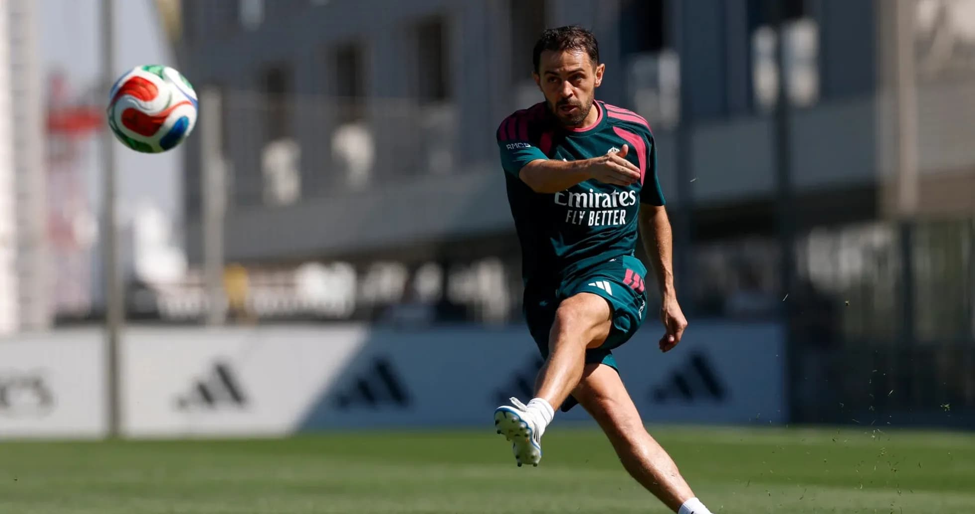 Jugador entrenando y golpeando el balón en el campo