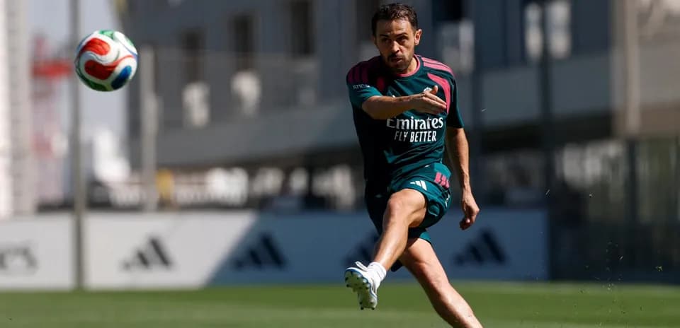 Jugador entrenando y golpeando el balón en el campo