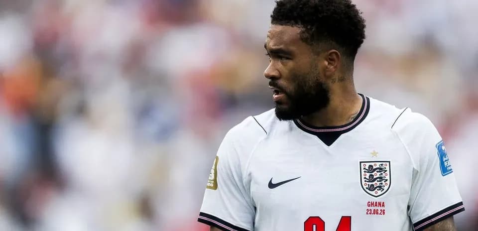Jugador de Inglaterra en partido con camiseta blanca