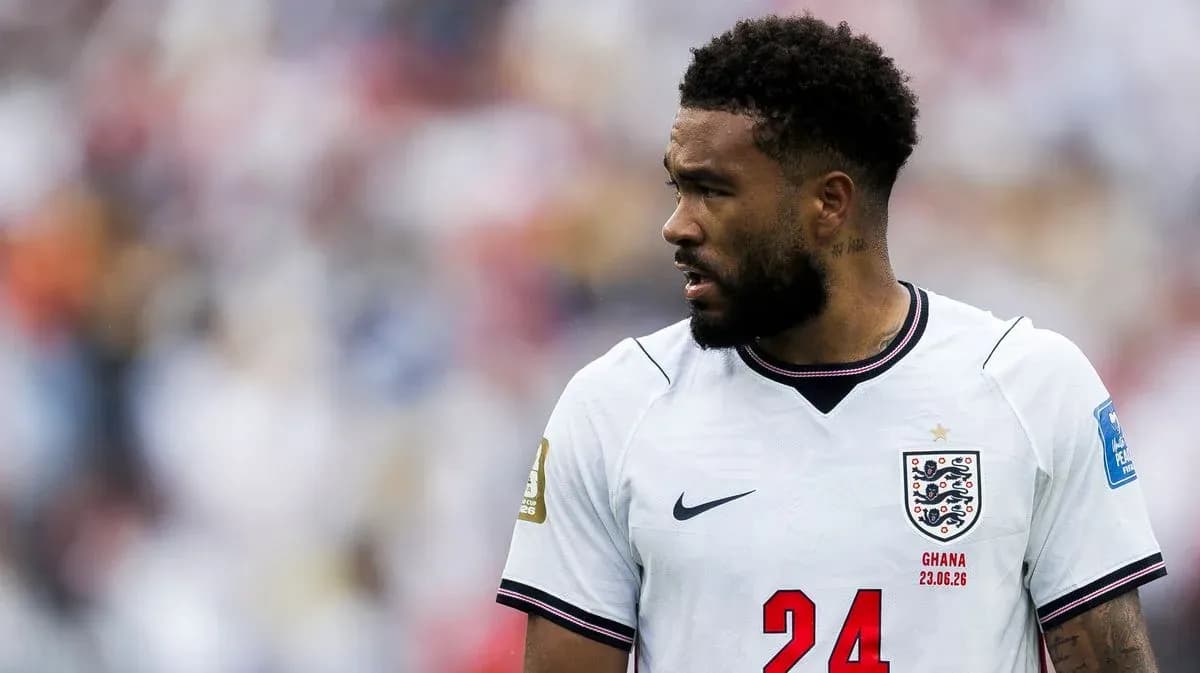 Jugador de Inglaterra en partido con camiseta blanca