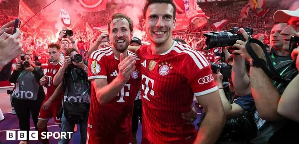 Jugadores de Bayern celebrando con aficionados en el estadio